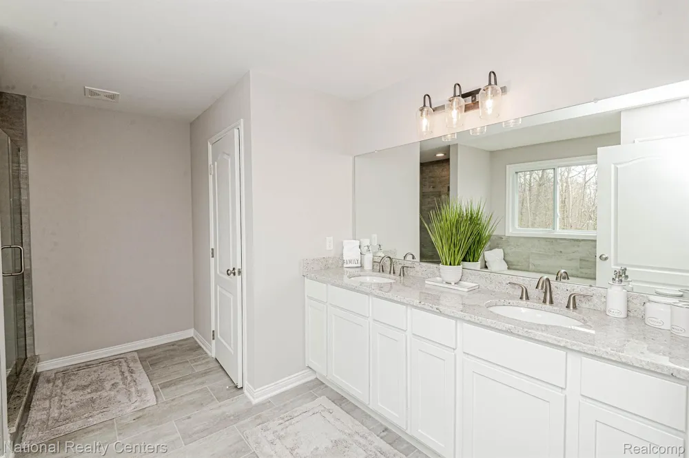 919 Guenevere Drive Oxford Charter Township, MI 48371