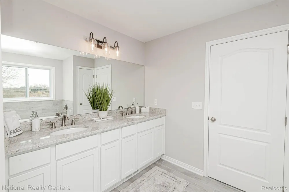 919 Guenevere Drive Oxford Charter Township, MI 48371