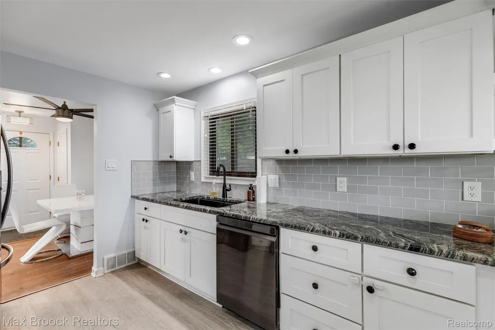 1136 Selfridge Boulevard Clawson City, MI 48017