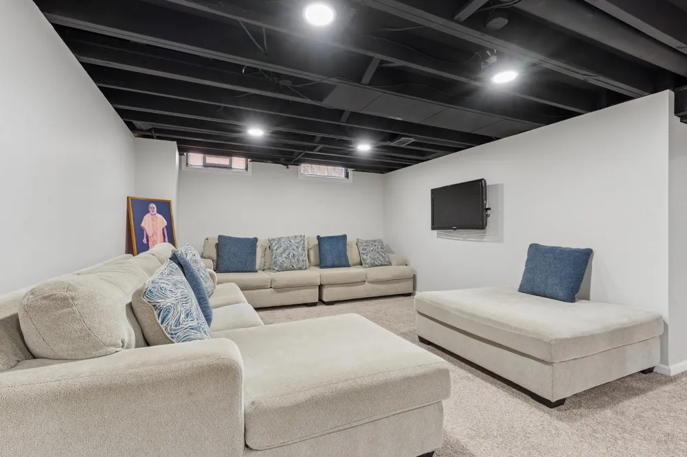 8234 Holly Drive Canton Charter Township, MI 48187