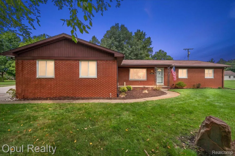 12821 10 Mile Road Green Oak Township, MI 48178