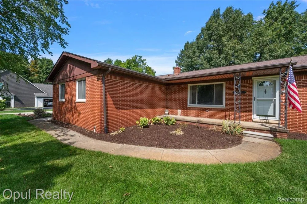 12821 10 Mile Road Green Oak Township, MI 48178