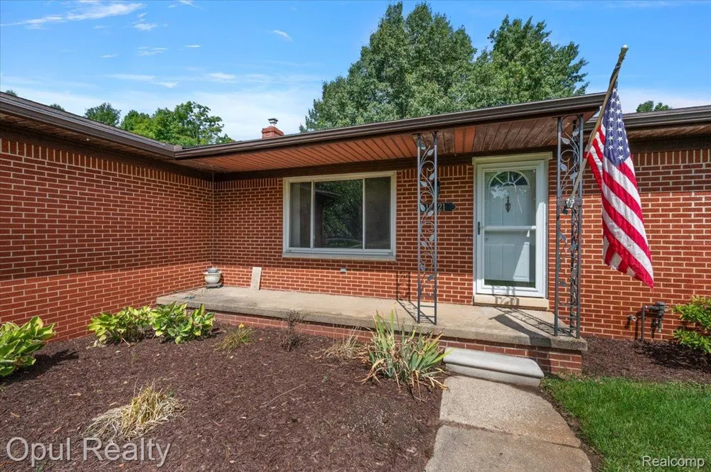 12821 10 Mile Road Green Oak Township, MI 48178