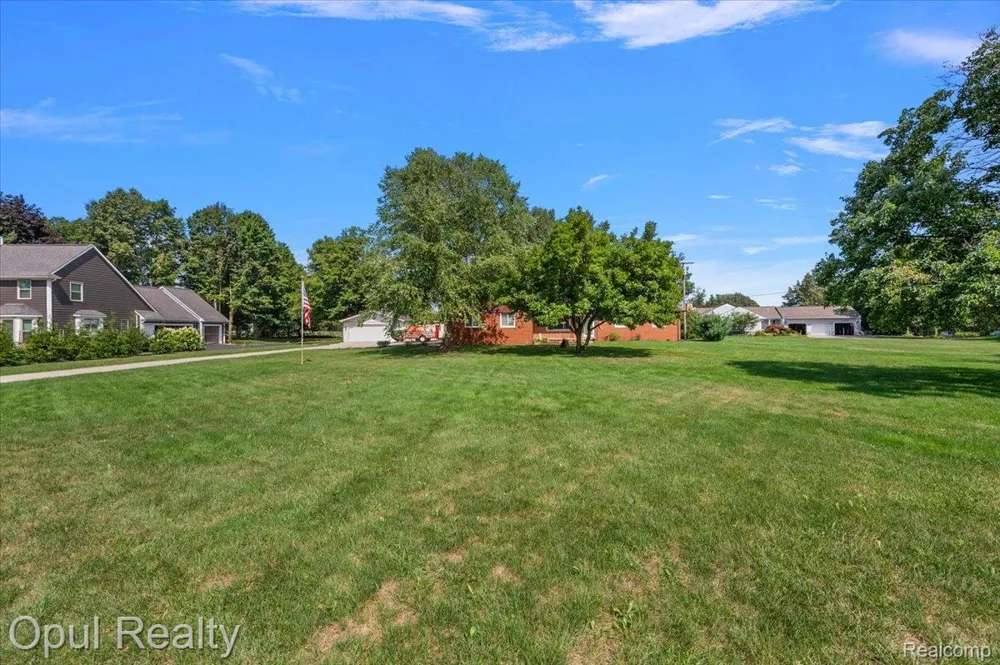 12821 10 Mile Road Green Oak Township, MI 48178
