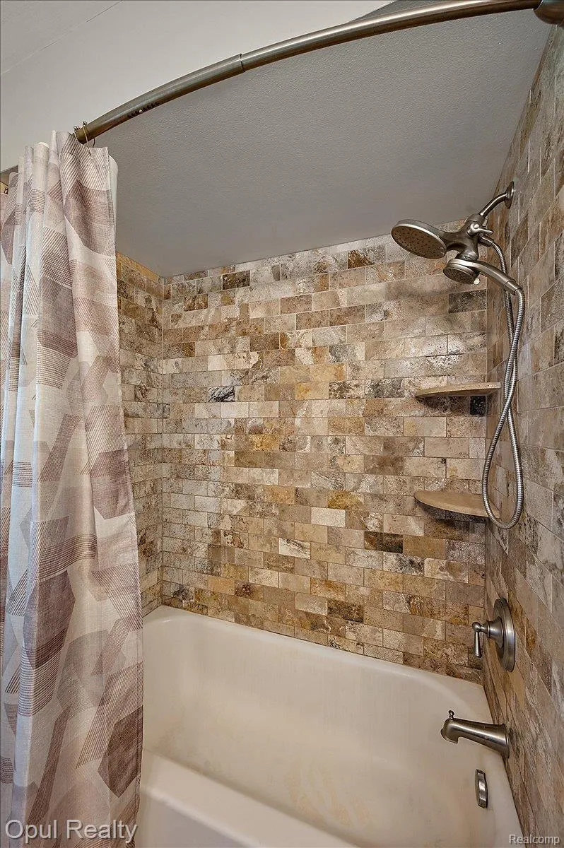 12821 10 Mile Road Green Oak Township, MI 48178