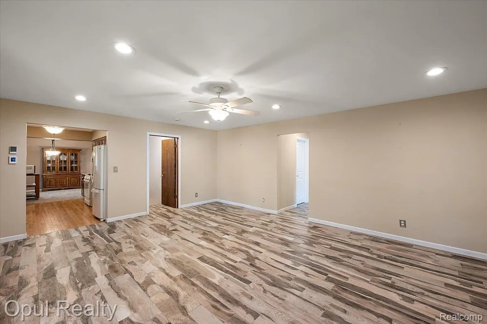 12821 10 Mile Road Green Oak Township, MI 48178