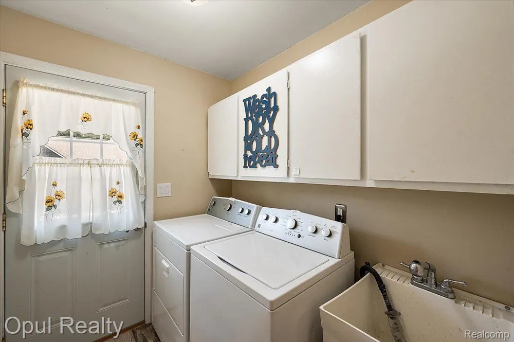 12821 10 Mile Road Green Oak Township, MI 48178
