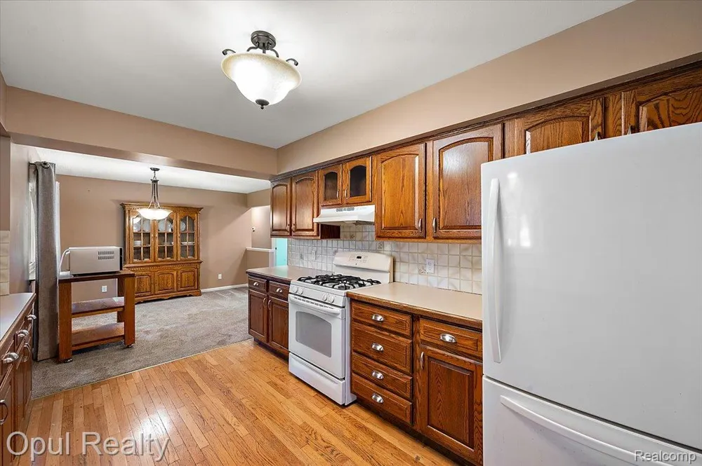 12821 10 Mile Road Green Oak Township, MI 48178