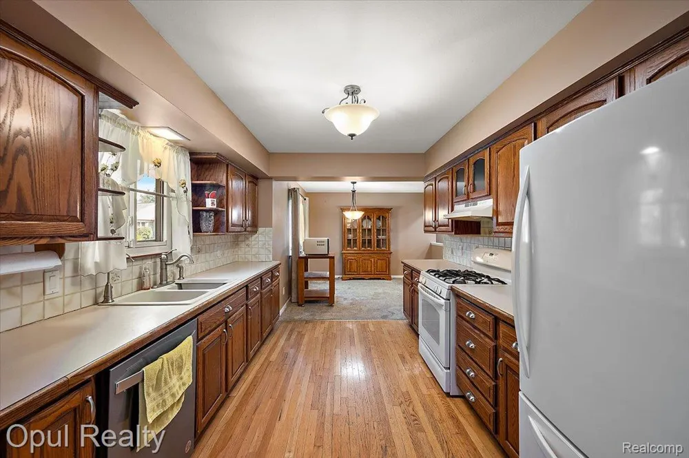 12821 10 Mile Road Green Oak Township, MI 48178