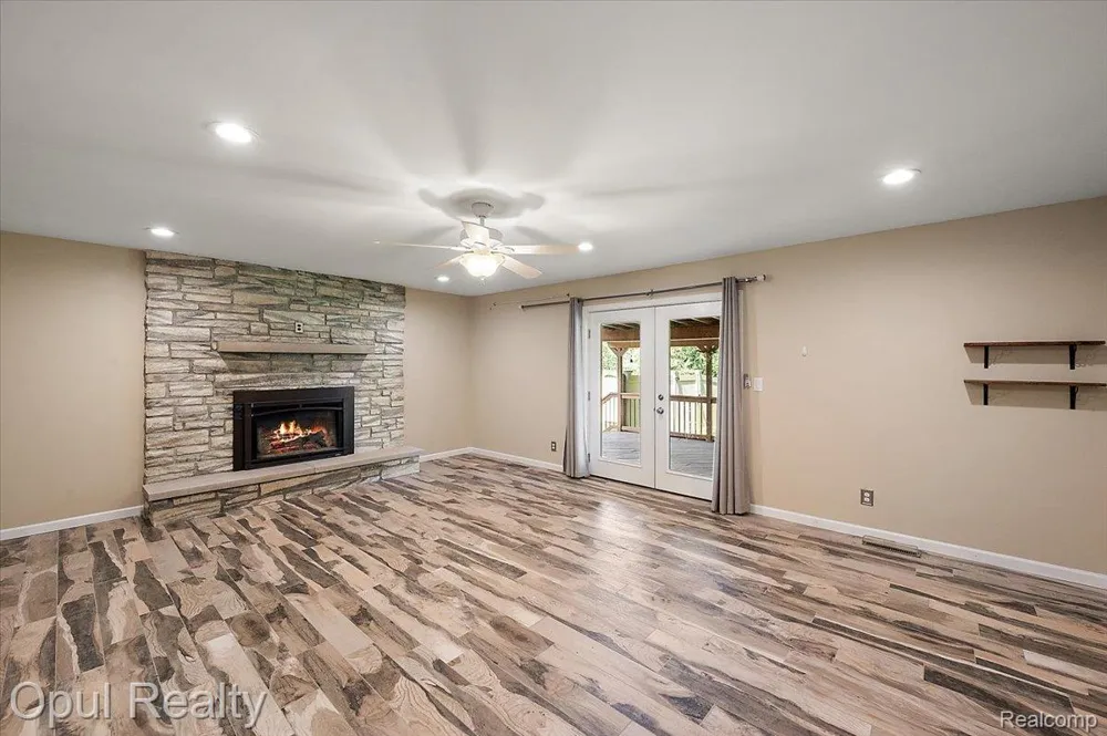 12821 10 Mile Road Green Oak Township, MI 48178