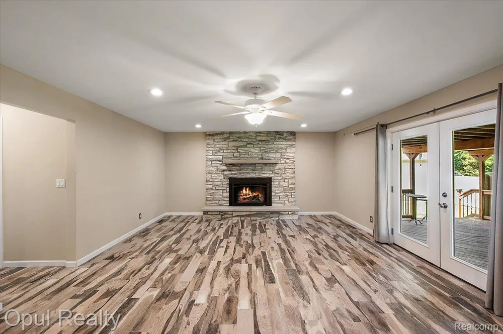 12821 10 Mile Road Green Oak Township, MI 48178