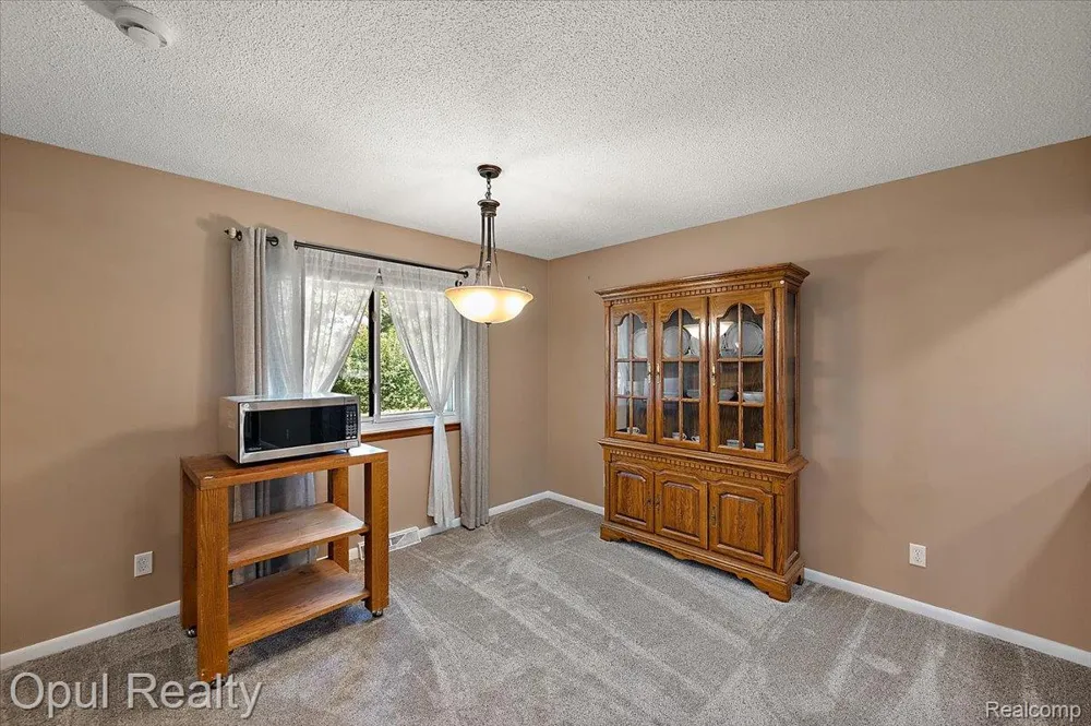 12821 10 Mile Road Green Oak Township, MI 48178