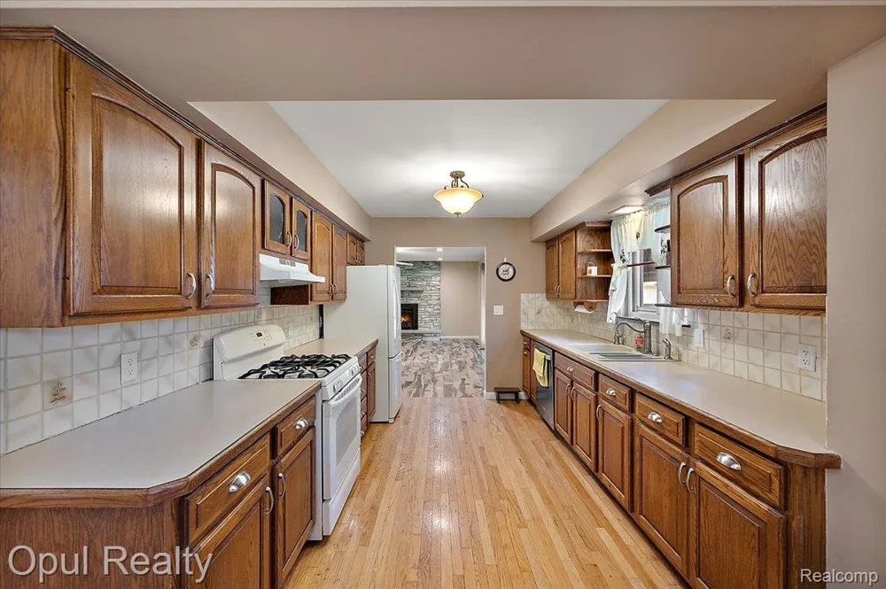 12821 10 Mile Road Green Oak Township, MI 48178