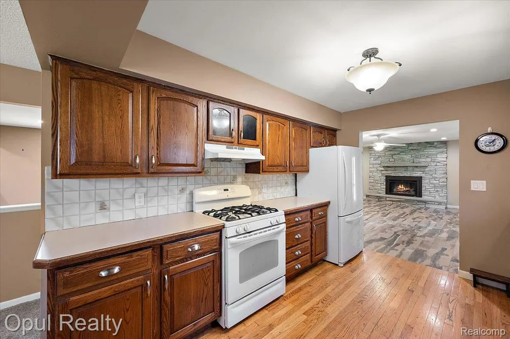 12821 10 Mile Road Green Oak Township, MI 48178