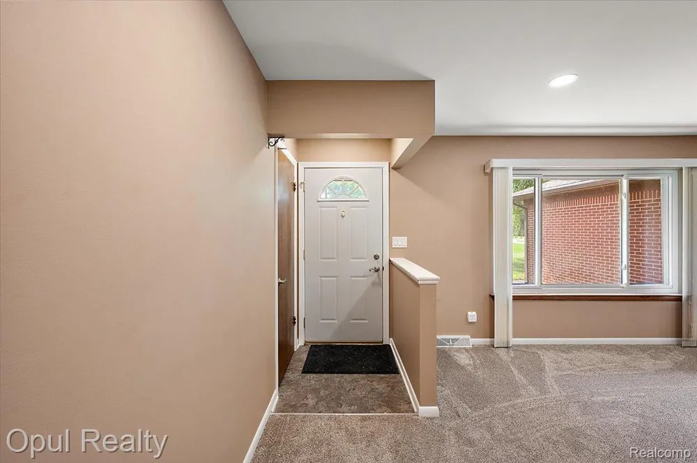 12821 10 Mile Road Green Oak Township, MI 48178