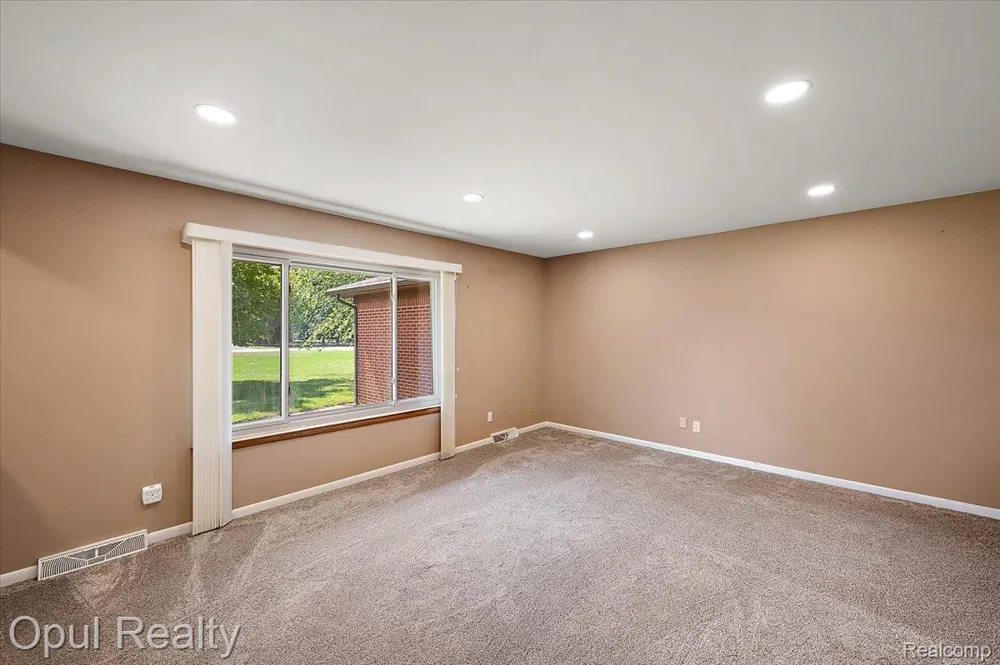 12821 10 Mile Road Green Oak Township, MI 48178