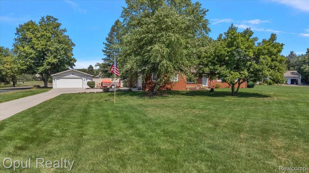 12821 10 Mile Road Green Oak Township, MI 48178