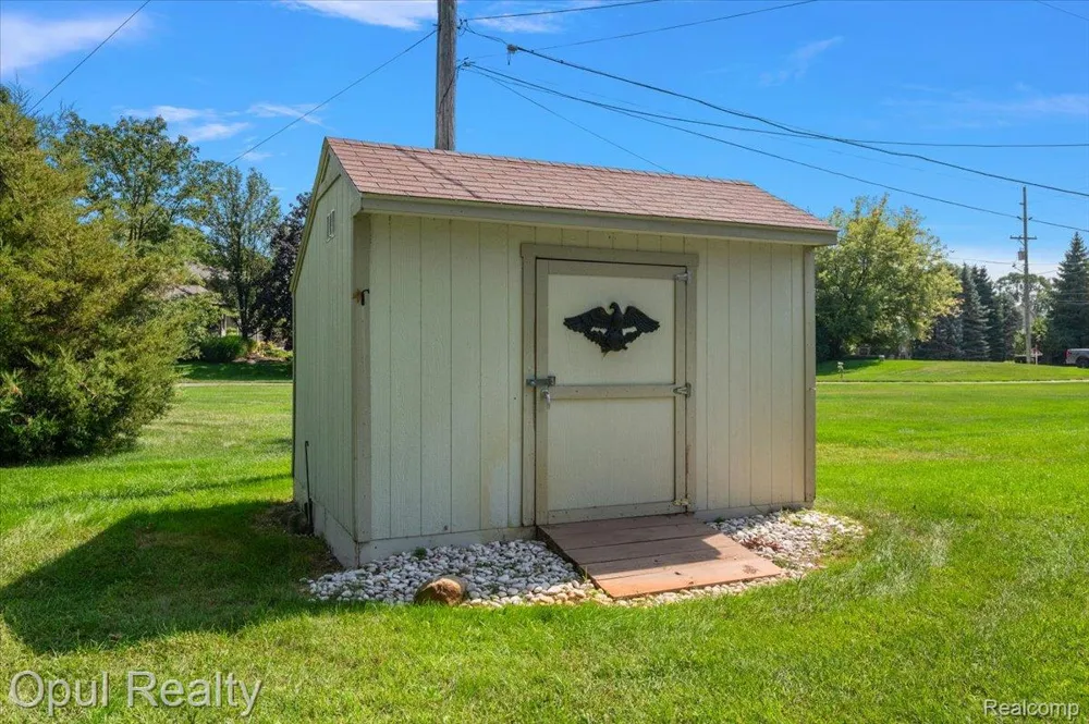 12821 10 Mile Road Green Oak Township, MI 48178