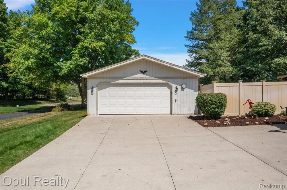 12821 10 Mile Road Green Oak Township, MI 48178