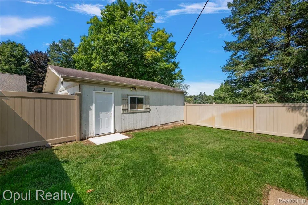 12821 10 Mile Road Green Oak Township, MI 48178