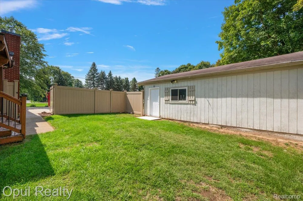 12821 10 Mile Road Green Oak Township, MI 48178