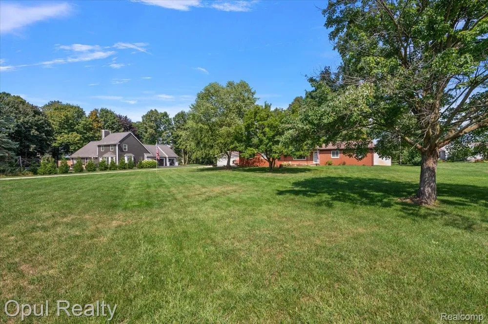 12821 10 Mile Road Green Oak Township, MI 48178