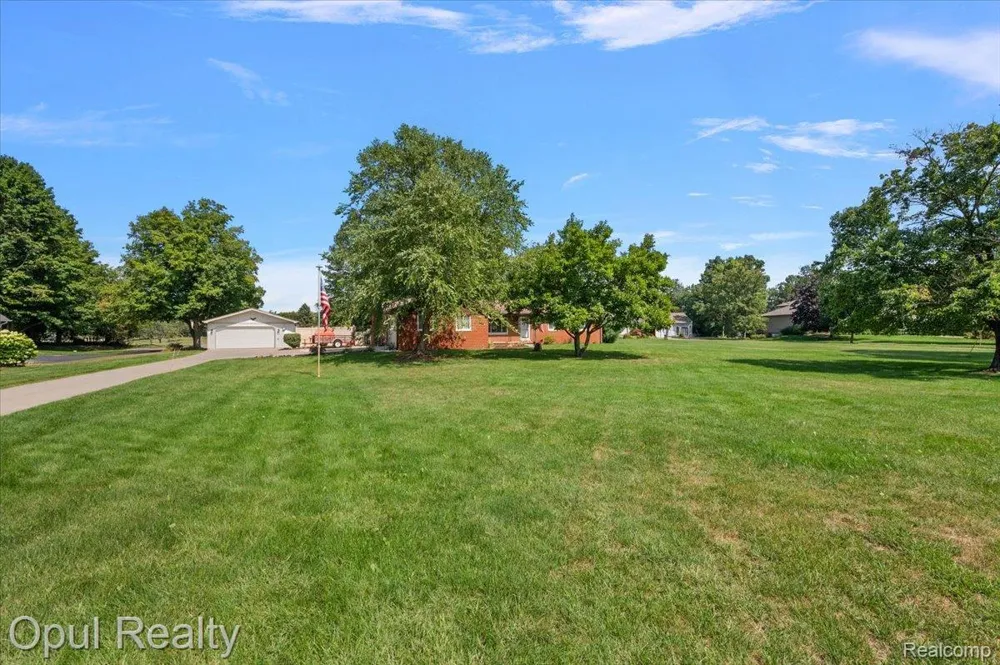 12821 10 Mile Road Green Oak Township, MI 48178