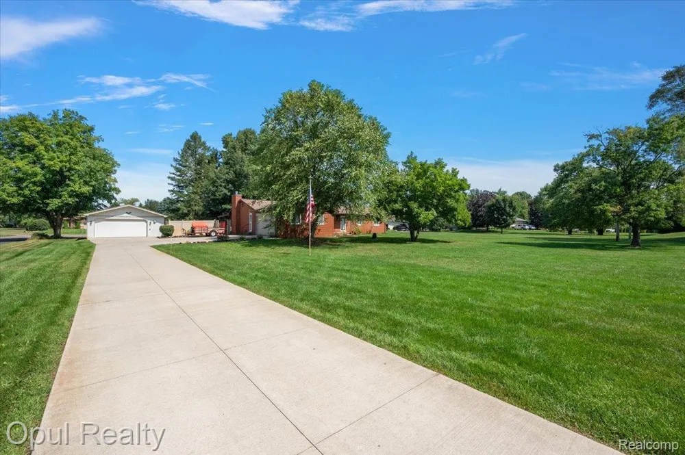 12821 10 Mile Road Green Oak Township, MI 48178
