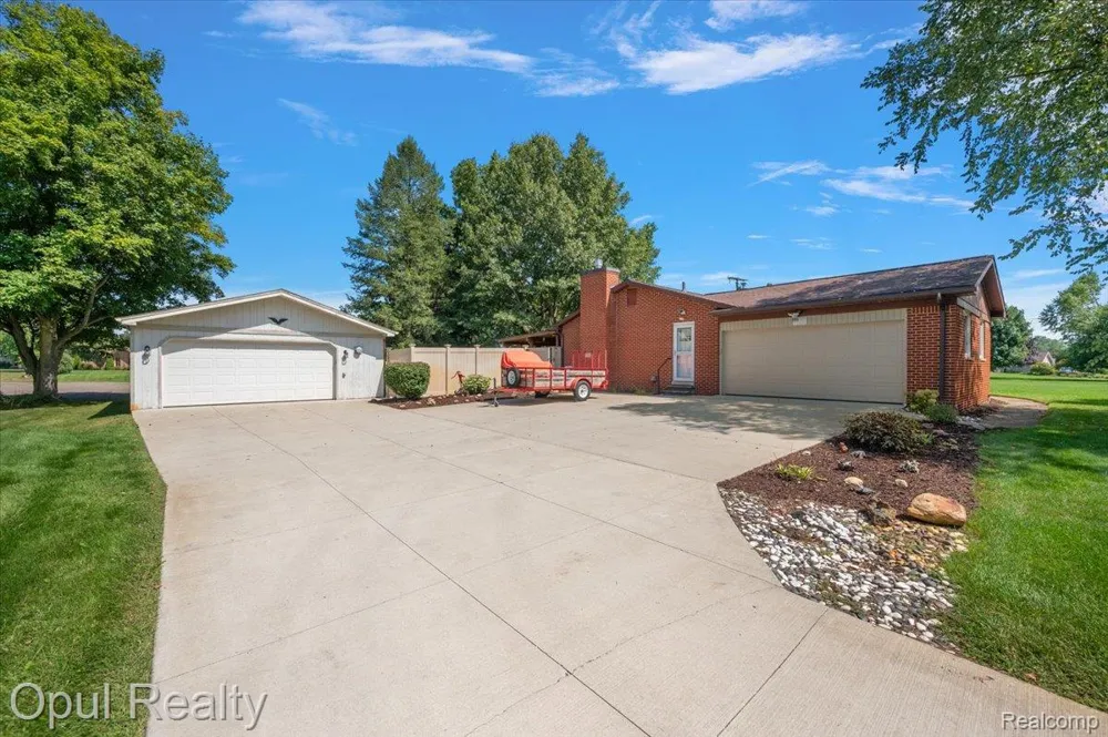 12821 10 Mile Road Green Oak Township, MI 48178