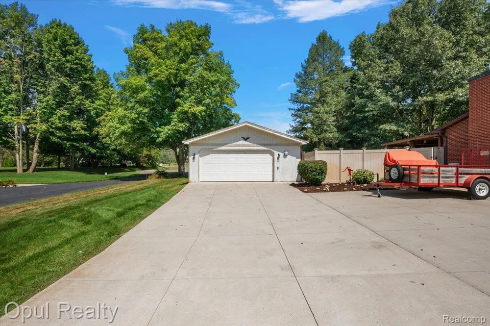 12821 10 Mile Road Green Oak Township, MI 48178