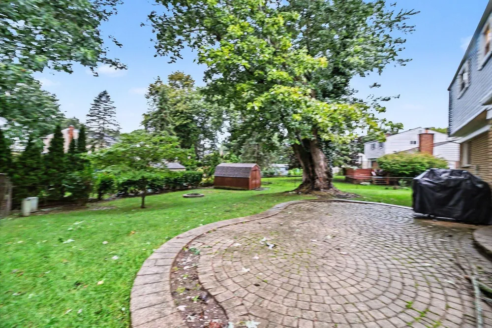 542 Eastlook Drive Saline City, MI 48176