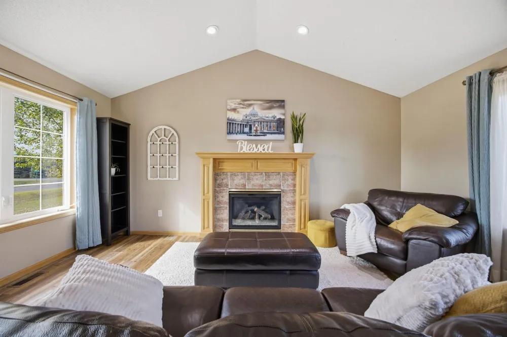 4463 194th Avenue NE East Bethel, MN 55092