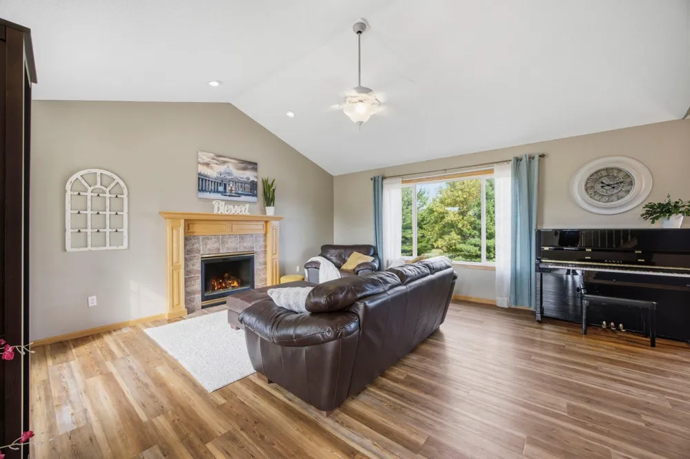 4463 194th Avenue NE East Bethel, MN 55092