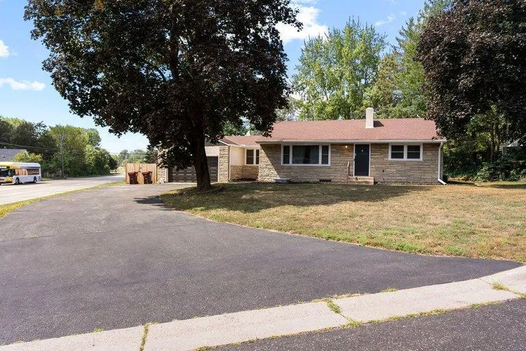 1689 Edgemont Street Maplewood, MN 55117