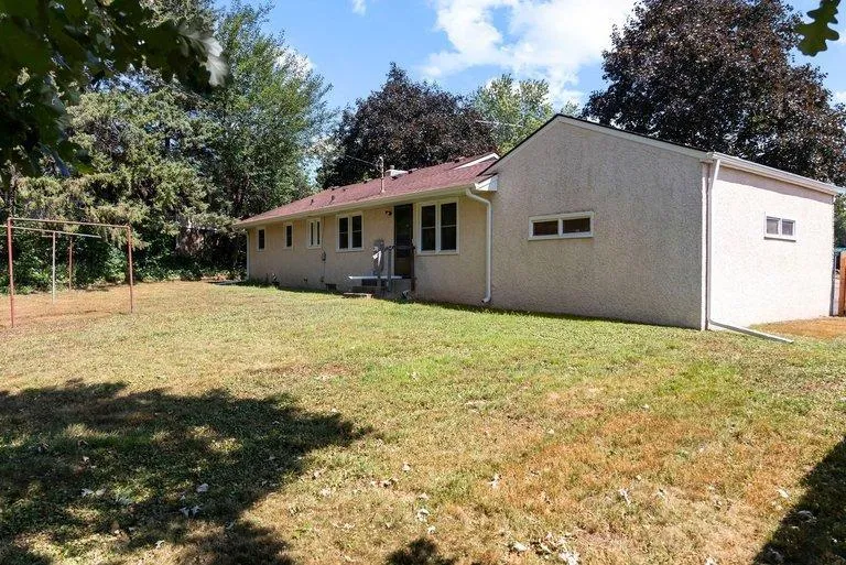 1689 Edgemont Street Maplewood, MN 55117