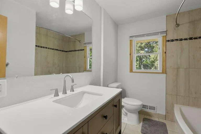 1689 Edgemont Street Maplewood, MN 55117