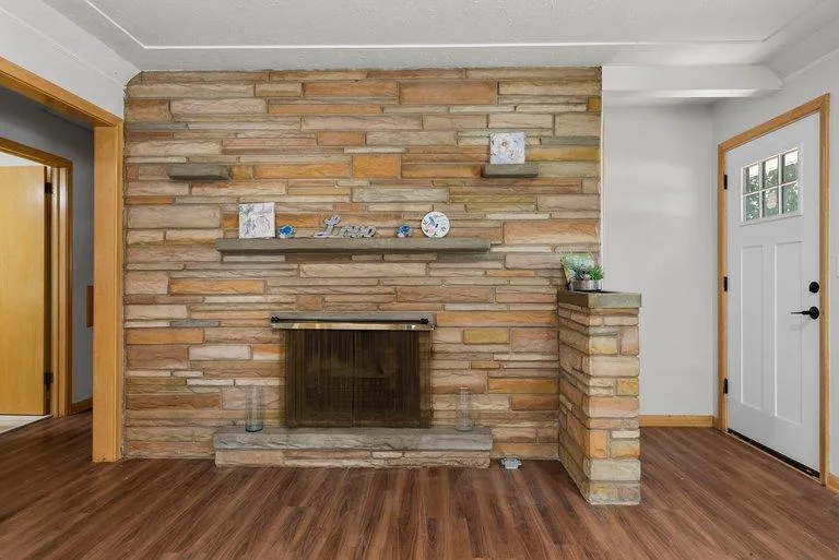 1689 Edgemont Street Maplewood, MN 55117