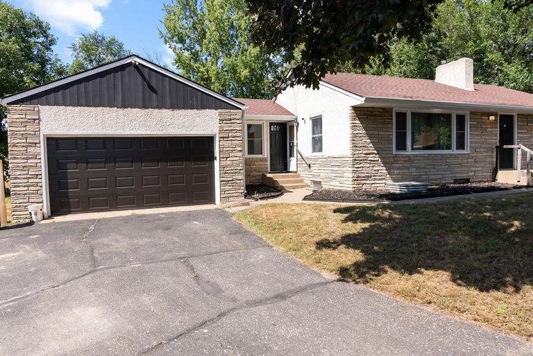 1689 Edgemont Street Maplewood, MN 55117