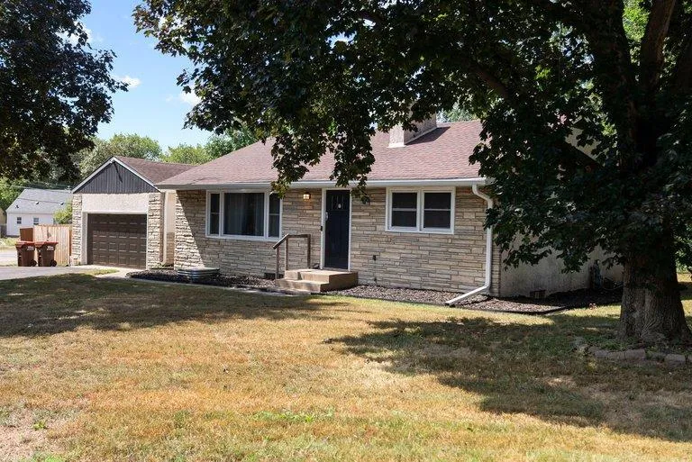 1689 Edgemont Street Maplewood, MN 55117