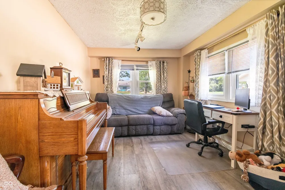 179 Cross Clayton, IN 46118