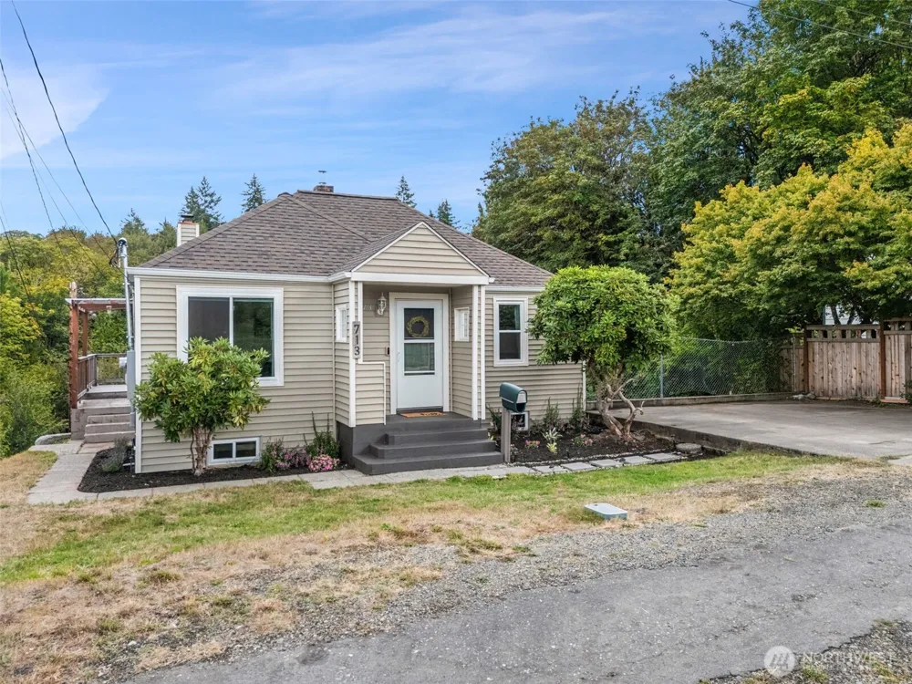 713 Hull Avenue Port Orchard, WA 98366