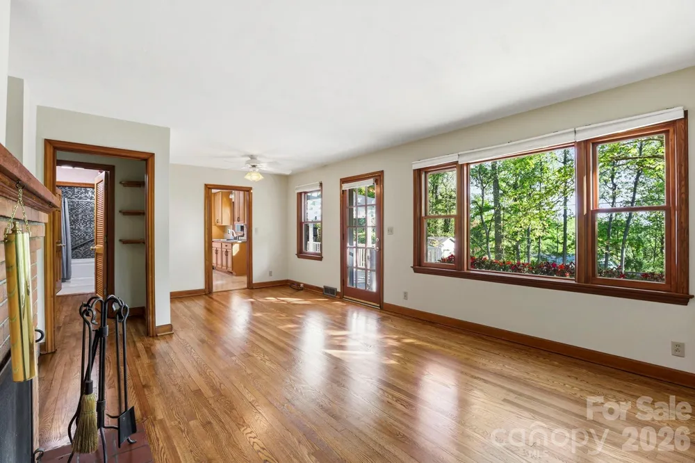 121 Wells Street Hendersonville, NC 28739