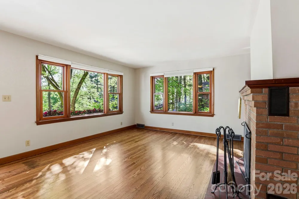 121 Wells Street Hendersonville, NC 28739