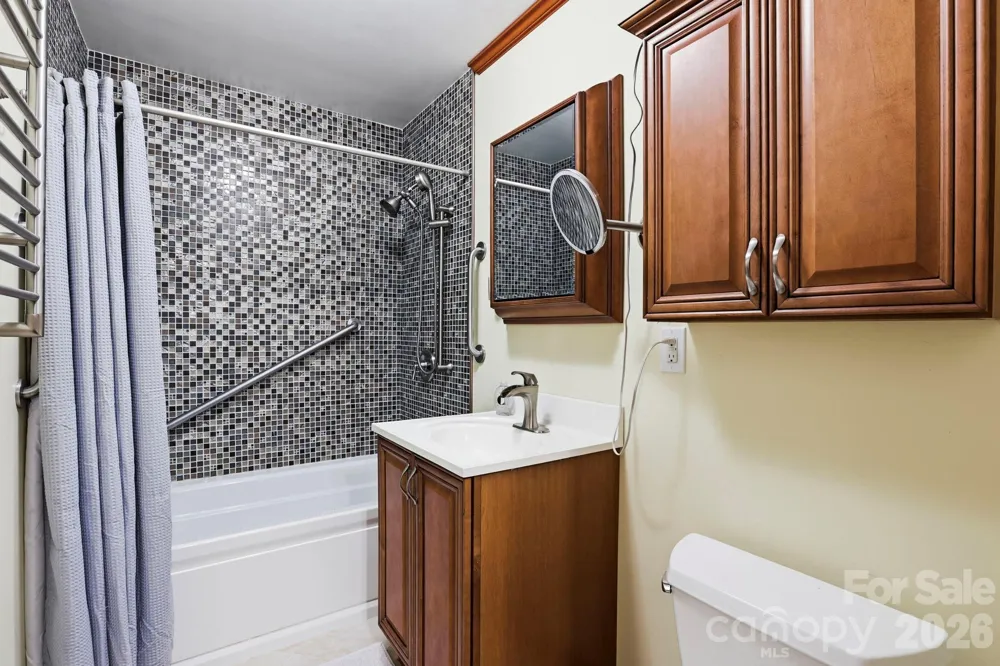 121 Wells Street Hendersonville, NC 28739