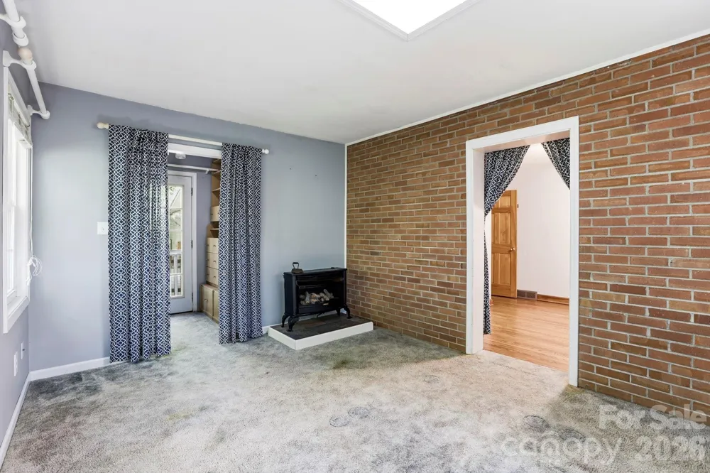 121 Wells Street Hendersonville, NC 28739