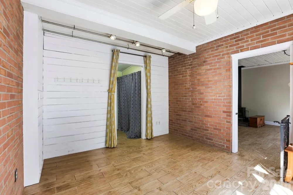 121 Wells Street Hendersonville, NC 28739