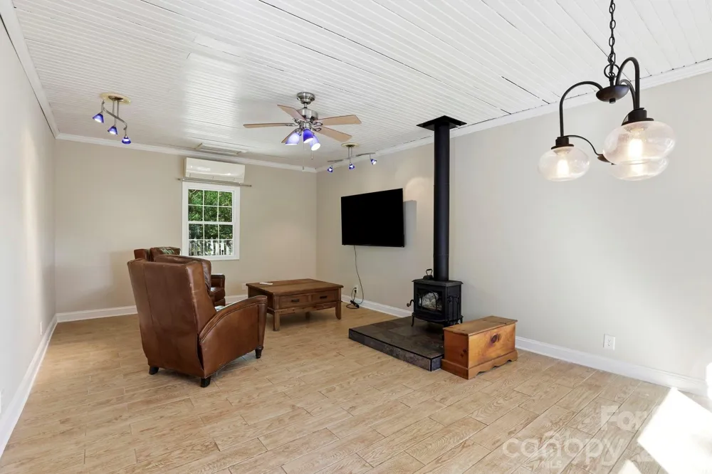 121 Wells Street Hendersonville, NC 28739