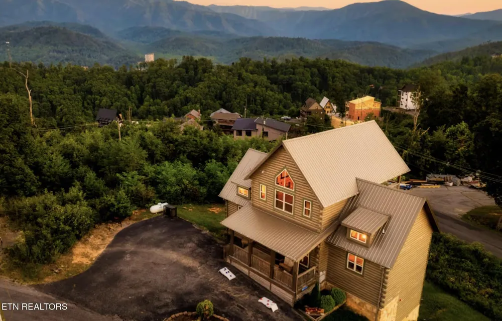 729 Bear Walk Way Gatlinburg, TN 37738
