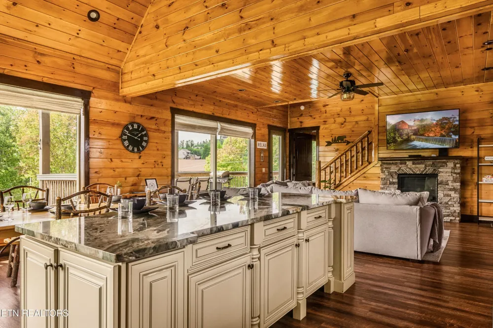 729 Bear Walk Way Gatlinburg, TN 37738