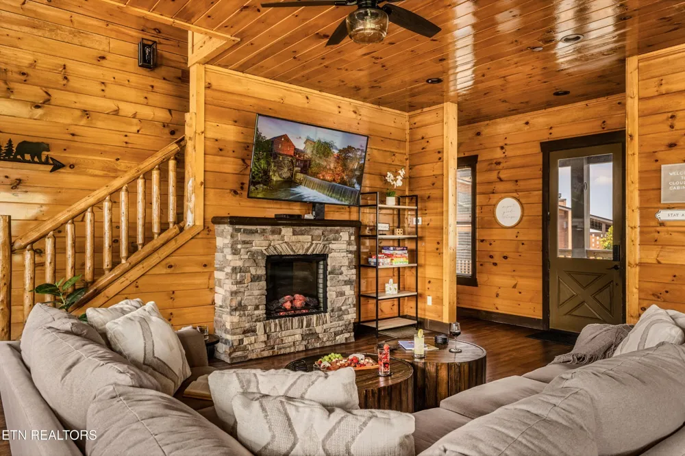 729 Bear Walk Way Gatlinburg, TN 37738